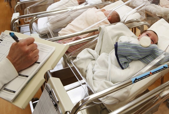 Tỷ lệ sinh tại Mỹ giảm mạnh nhất trong 45 năm